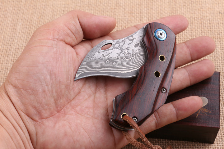 Nighthawk folding pocket knife with VG10 Damascus steel blade material UD404614